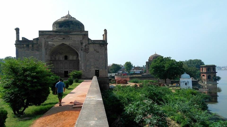 The Chini Ka Rauza on the the Yamuna. 