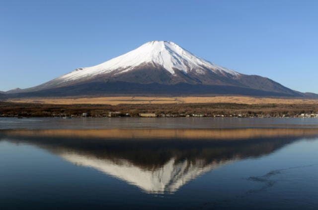 逆さ富士 風が少しあり、しかも水面が凍っていたので歪んでますが、 天気も良く美しい富士山を望むことが出来ました。