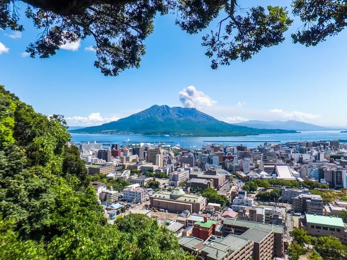 鹿児島市にある城山展望台に行くならから、桜島がスッキリと見える秋冬の今がオススメです。 詳細記事 → http://kagopic.com/shiroyama-observatory/
