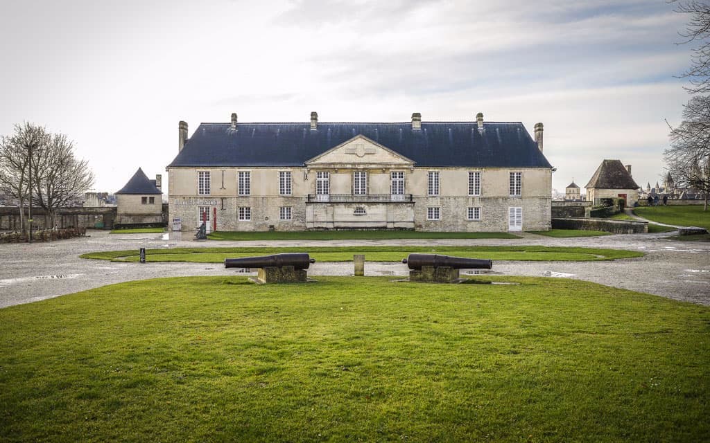 Caen – Wohnung des Gouverneurs, die das Museum der Normandie birgt, innerhalb des Chateau. (Foto: Reisepuzzle Reiseblog)