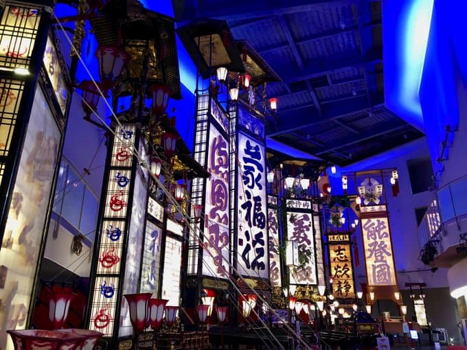 輪島キリコ会館ではキリコが一同に展示されています。