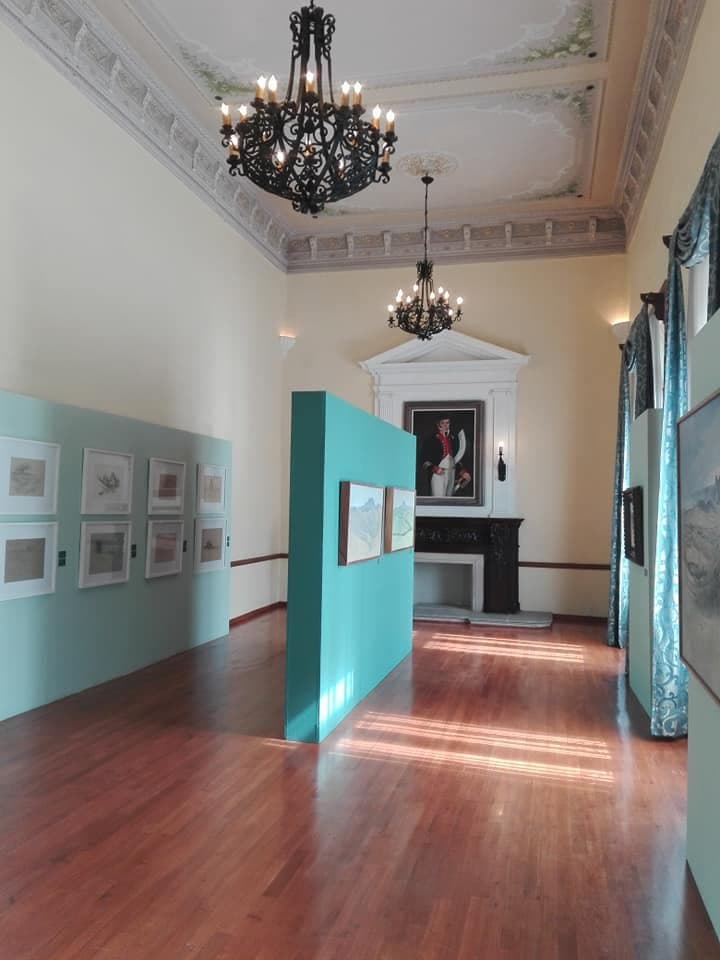 al momento de visitar esta sala se exhibía obra del pintor leonés Jesús Gallardo