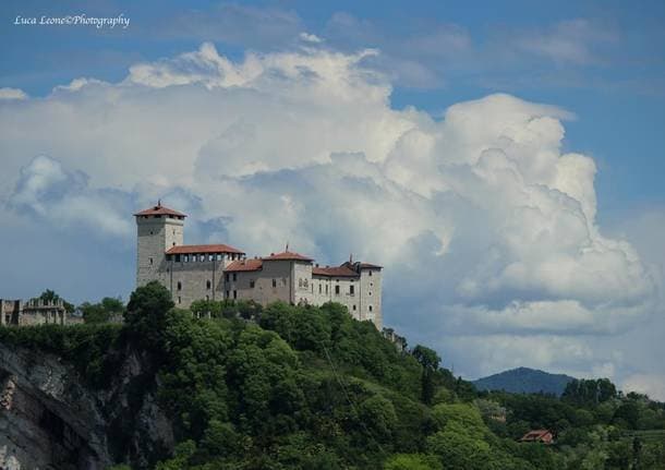 ANGERA E LA SUA ROCCA  Ph: Luca Leone  Uno scorcio del castello che domina il Basso Verbano. Al suo interno la Rocca di Angera ospita il Museo della Bambola e del Giocattolo, un giardino medievale, le sale storiche (tra cui la meravigliosa Sala di Giustizia) affrescate. È possibile salire fino alla torre più alta da cui si ammira uno splendido panorama. Il castello ospita inoltre, presso l'Ala scaligera, un'area espositiva recentemente ristrutturata.   Apertura da marzo a ottobre