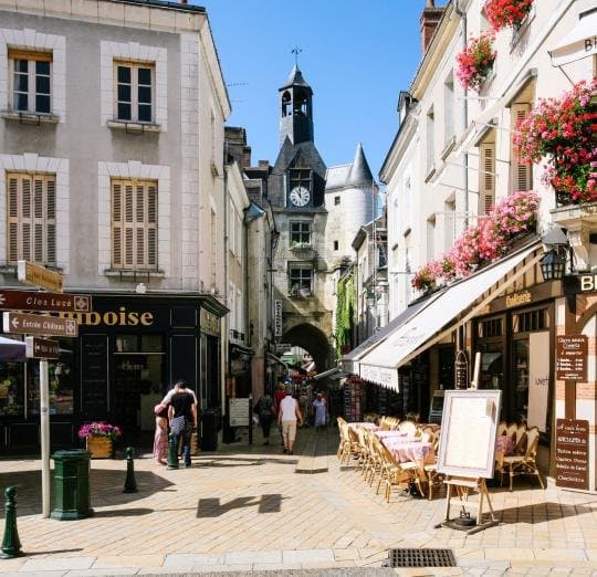 Vue sur la tour et la rue commerçante