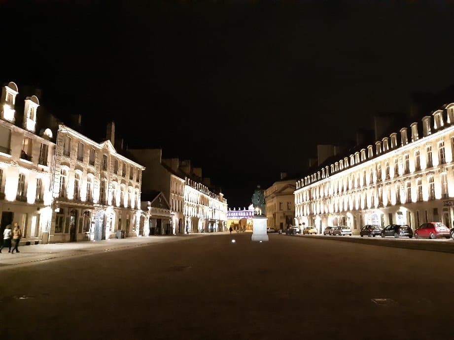 La place Saint-Saubeur durant la nuit