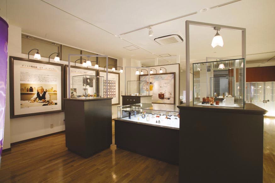 1階 ボトルデザイナー ピエール・ディナン作品コーナー 
Exhibition corner of bottles designed by Pierre Dinand (1F)