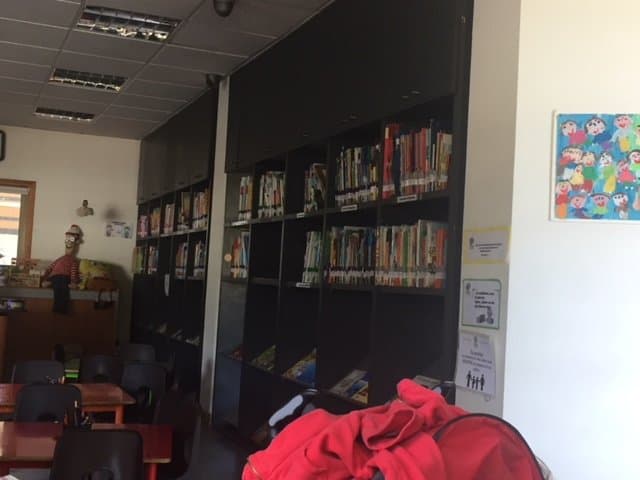Una vista panorámica del grato ambiente y lindo lugar que es la biblioteca. Muy amigable, en especialmente para los niños, que es el piso 4, donde hay libros con texturas y sillas a su altura. Bien por Coyhaique.