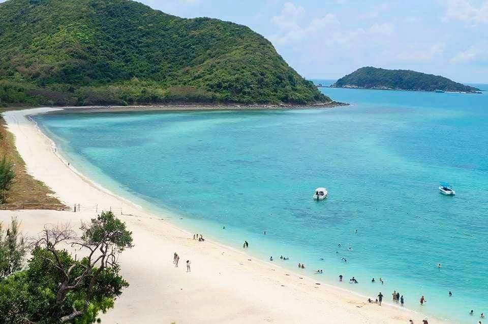 "หาดลูกลม" เกาะแสมสาร จ.ชลบุรี อยู่ในเขตความดูแลของกองทัพเรือที่ อ.สัตหีบ เป็นชายหาดที่มีน้ำทะเลใส สามารถเล่นน้ำและทำกิจกรรมต่างๆ เช่น สน๊อกเกิ้ล ดูปลา ปะการัง นั่งเรือท้องกระจก พายเรือคายัค นอนเตียงผ้าใบริมชายหาด ฯลฯ