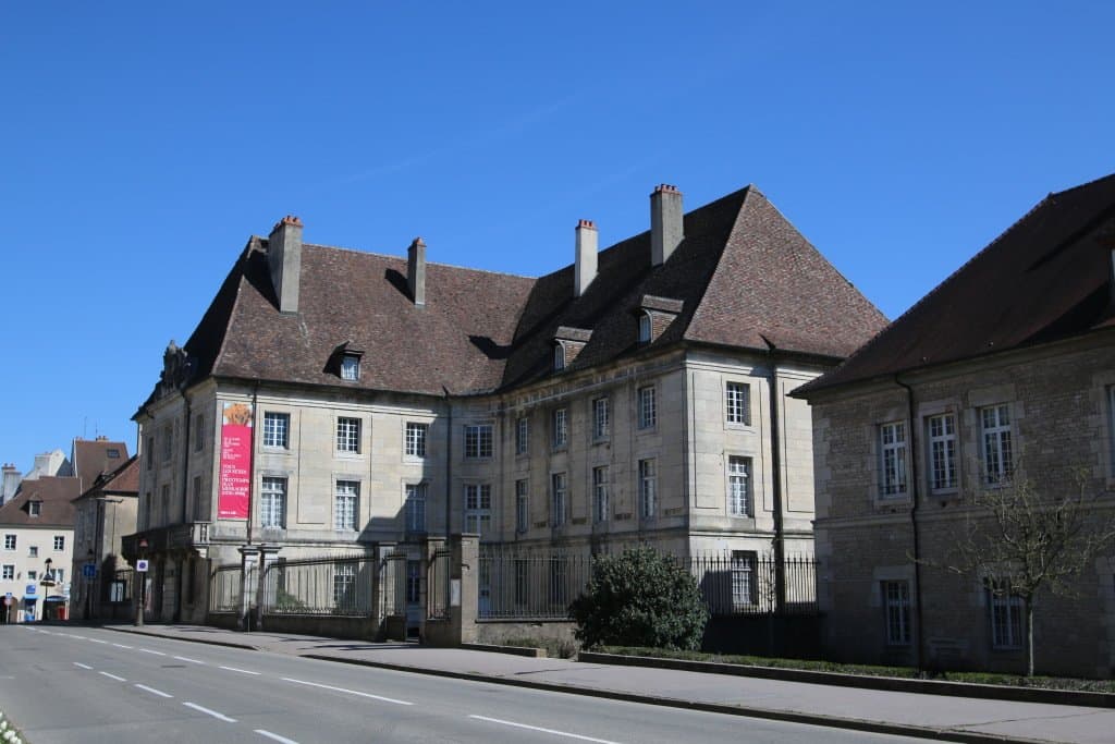 Vue extérieure, le bâtiment est très joli