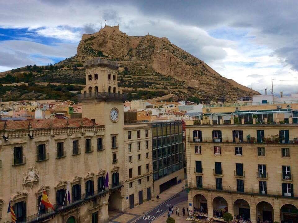 Plaza del Ayuntamiento y vistas al Castillo de Santa Bárbara. Alicante, España