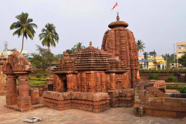 Fondly called the ‘City of Temples’, Bhubaneswar is a major attraction for tourists. Housing many shrines, the architecture, grandeur, and magnificence that you get to see is immense. Along with Konark and Puri, Bhubaneswar makes the golden triangle in the state of Odisha. It is also famous for its applique works, food, and festivals, which are celebrated around the year. for more visit info: https://www.oyorooms.com/