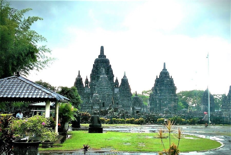 Candi Sewu ini berlokasi hanya sekitar 800 meter dari candi Prambanan, juga disebut Candi Manjushri  Grha yang bermakna kuil atau rumah manjushri
