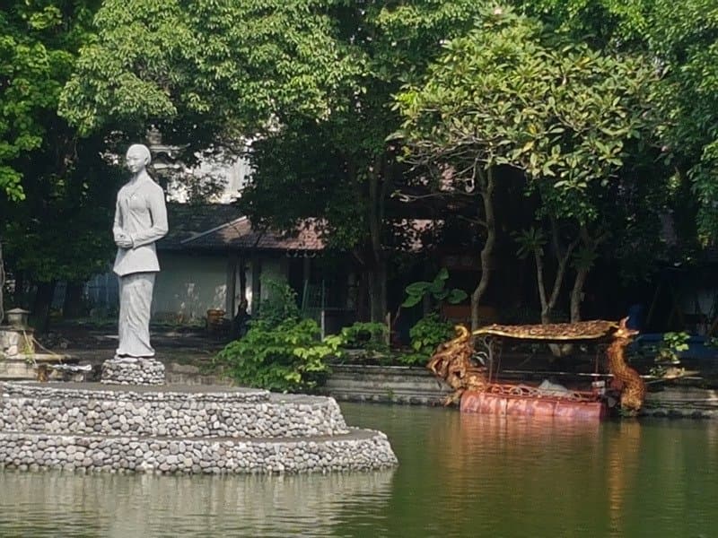 Statue over the lake
