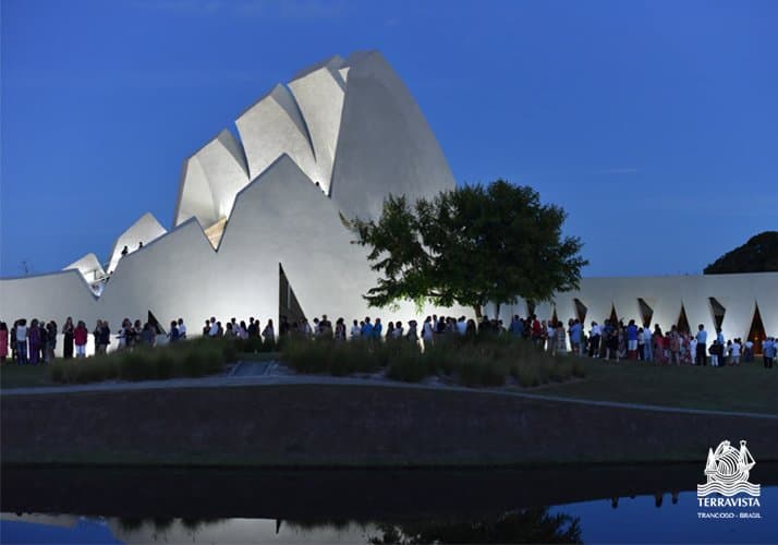 Entrada do Teatro L'Occitane em dia de espetáculo.