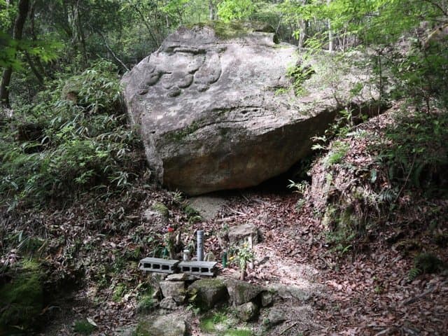 逆さ観音。大津市上田上桐生町