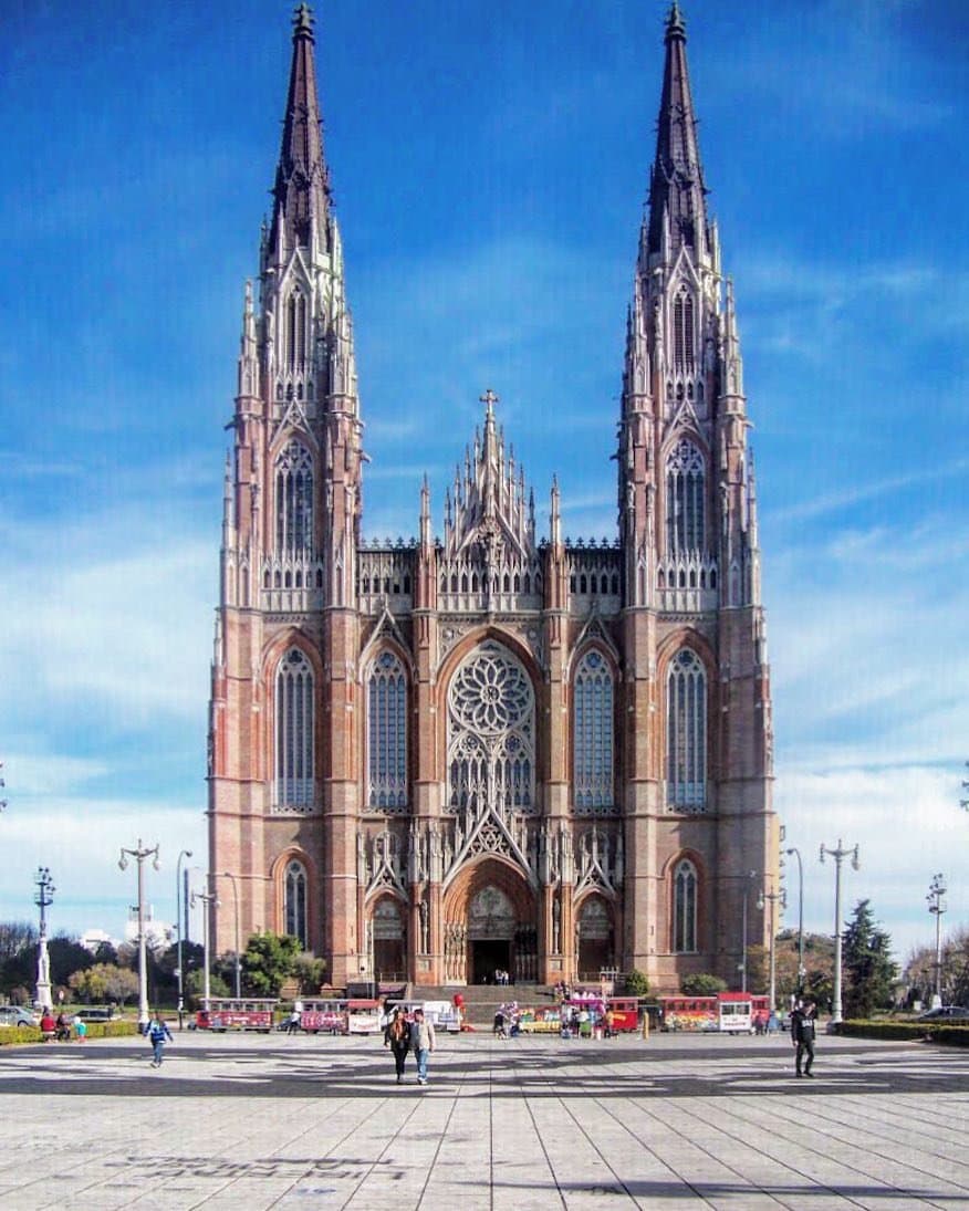 Frente a la catedral