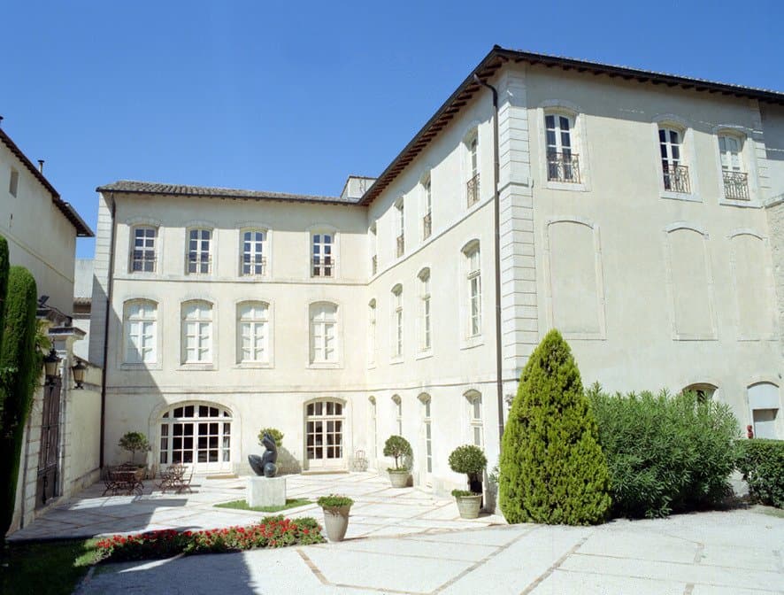 Les plans de l'hôtel Donadéï de Campredon furent commandés à Esprit-Joseph Brun, appelé aussi Brun Cadet, devenu en 1736 le gendre de l'architecte avignonnais Jean-Baptiste Franque, architecte l'islois de grand talent, à qui l'on doit de nombreuses réalisations, notamment à l'lsle-sur-la-Sorgue, à Aix-en-Provence et à Marseille, dont le célèbre château Borély.