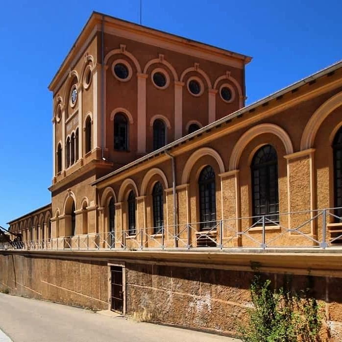 Struttura esterna del sito minerario di Pozzo Sella, nato nel 1874 per l'eduzione delle acque di falda e riconvertito in officina meccanica e forgia. Rappresenta un bellissimo esempio di riconversione turistica.