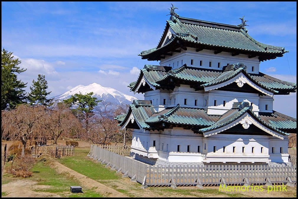 ตัวปราสาทมีภูเขาIwakiเป็นฉากหลังอันงดงาม