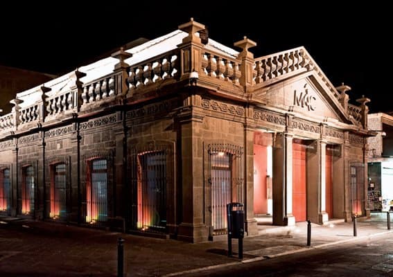 Fachada frontal del Museo, vista nocturna.
