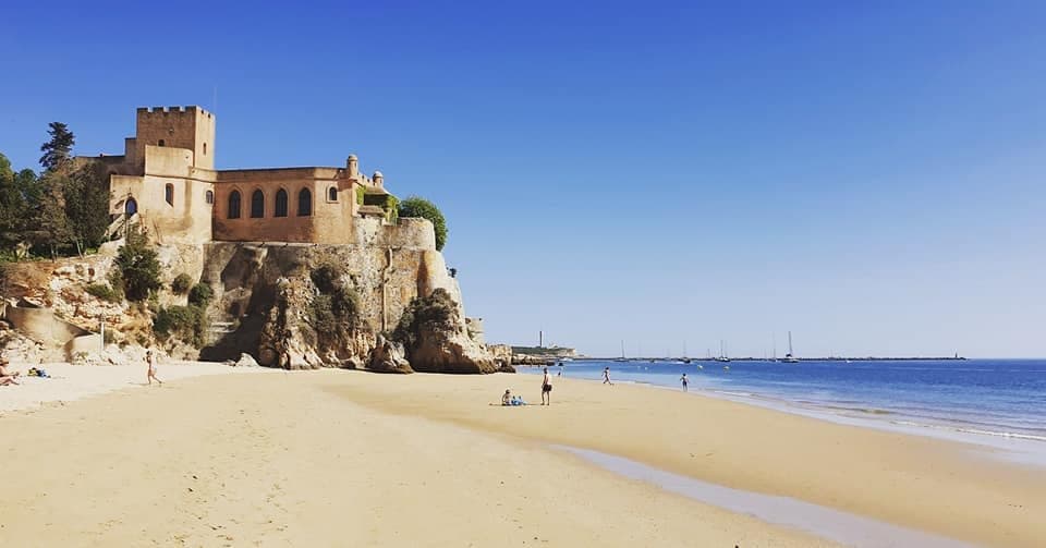 Le fort de Sao Joao de l'Arade qui surplombe la plage da Angrinha à Ferragudo