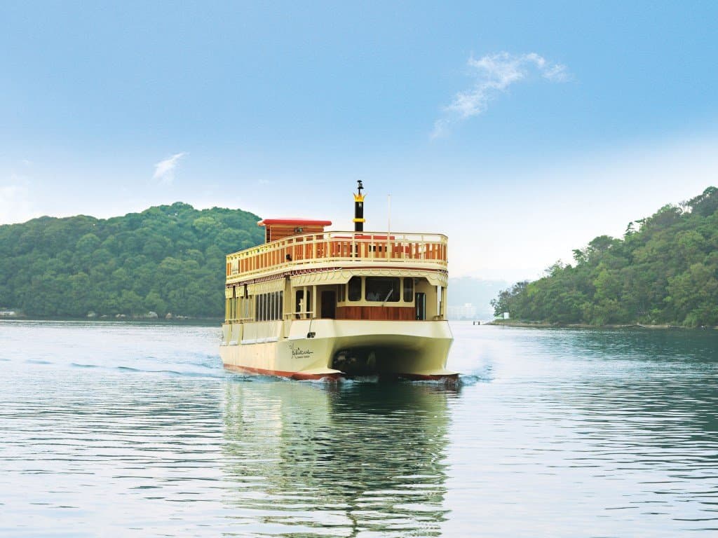 双胴船ハイビスカスは安定した運航で楽しめます。船内はイステーブルとオープンデッキの２階層になっています。トイレ完備・冷暖房完備にて快適な旅を演出します。