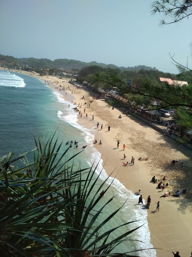 tampak pantai dari atas bukit karang