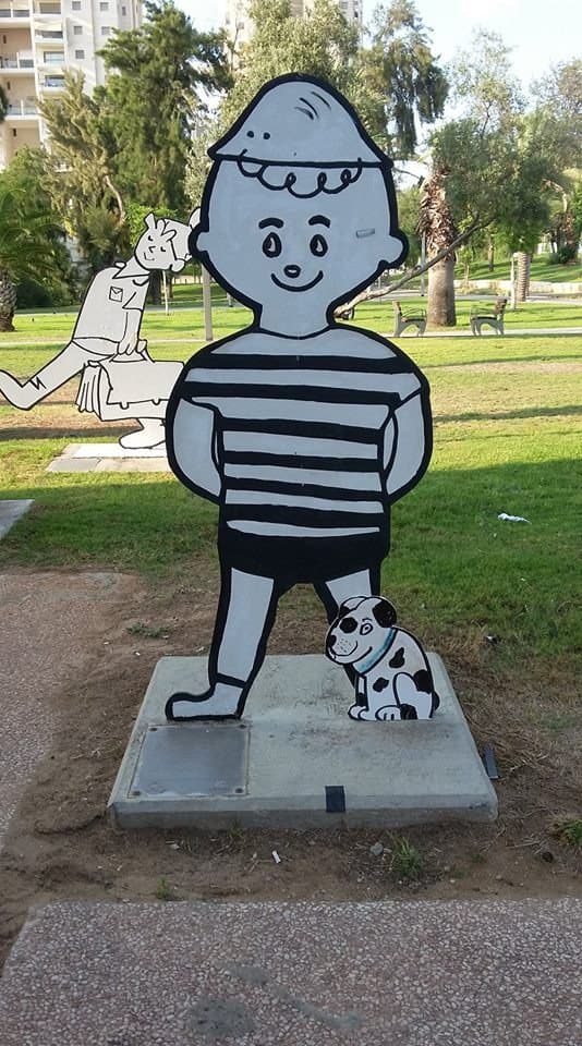 דמות בכניסה למוזיאון 