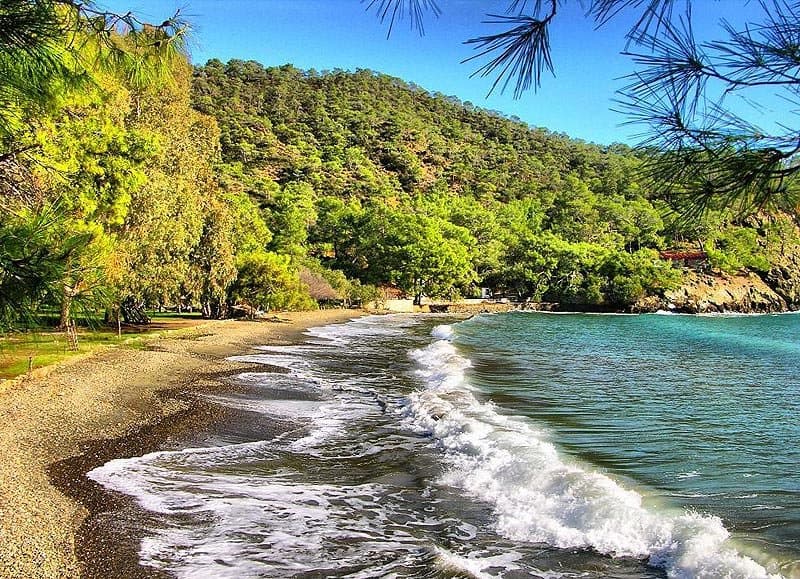 Yeşil ile mavinin kucaklaştığı hem dinlenme hem eğlenme fırsatını aynı anda sunan huzur dolu bir yer. Şehir hayatından uzaklaşmak ve tatili doğa ile baş başa yaşamak isteyenlerin en başta tercih noktalardan birisi.