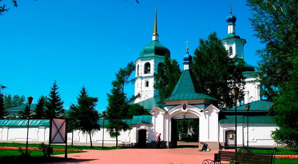 Главные ворота в Знаменский монастырь