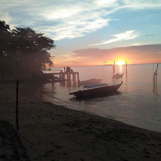 Rumah makan Amel.. Melayani juga water Sport. Seperti banana boat. Dan juga tour mangrove. Penyebrangan ke pulau putri Sambil menikmati keindahan nongsa pantai dengan mengunakan boat tradisional Melayu yang di beri nama boat pancung.. Selamat mencoba wisata bahari.. Nongsa pantai batam I LOVE kepri. 