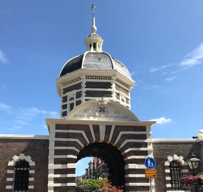 Morspoort（萊頓舊城入口的舊門)~其實就是一道古老的城門，建築設計很優雅，順道可以停下來拍個照