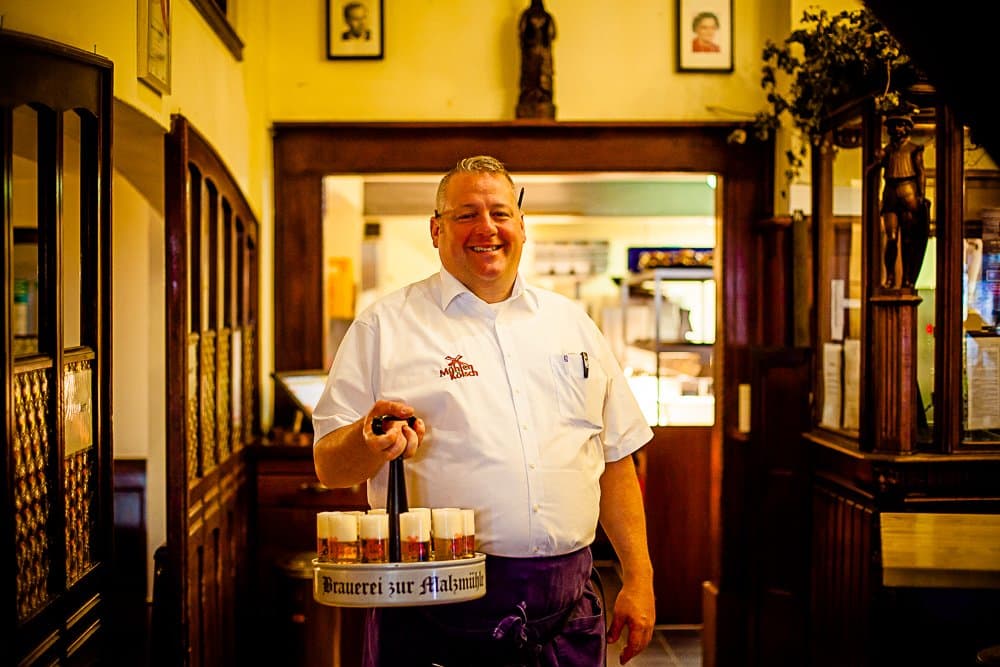 Bei uns servieren unsere echt kölschen Köbesse Ihnen brauhaustypische Gerichte und selbstverständlich kaltes Mühlen Kölsch.