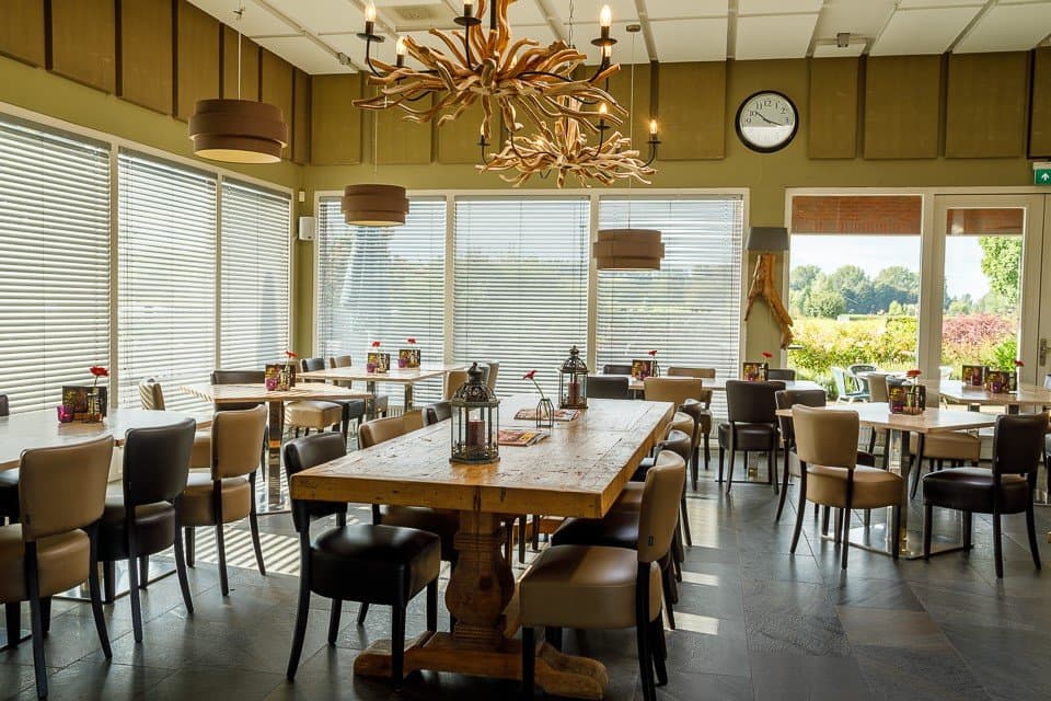 De Vier Seizoenen is het Grand Café  op de Golfresidentie. En niet alleen voor de bewoners. Er vinden diverse activiteiten plaats zoals lekker eten, sociale activiteiten, feestjes, zakelijke arrangementen en lezingen.