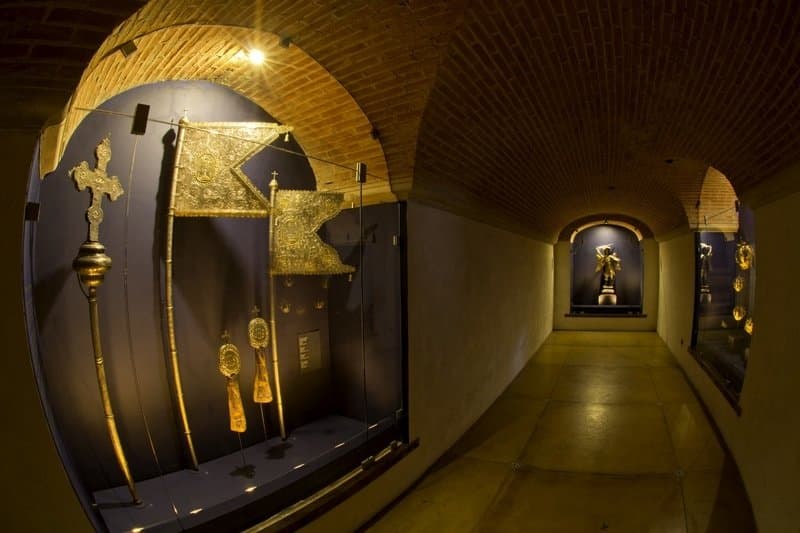 MUSEO DE LA PLATA
En esta sala se observan muchos objetos de la plata de los siglos XVI, XVII y XVIII. La mayoría son de uso litúrgico tales como lámparas votivas, candelabros, retablos, incensarios, custodias y atributos de santos.