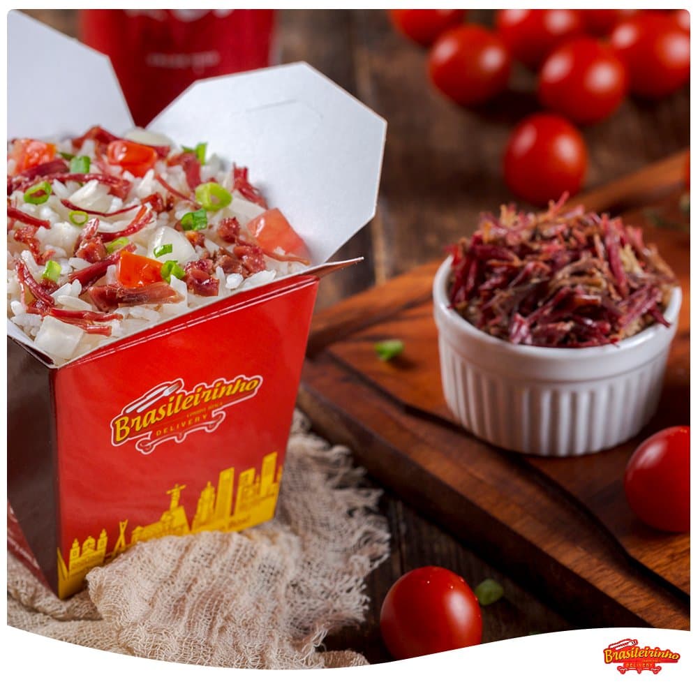 O Arroz Carreteiro é uma comida típica originada do Rio Grande do Sul. Seu nome está relacionado à epoca em que mercadores atravessavam a região sul em carretas,meio de transporte puxado por bois.
Arroz, carne seca, calabresa, tomate, cebola, alho e cheiro verde.
Arroz Carreteir is a typical food from Rio Grande do Sul. Its named carreteiro because merchants crossed the southern region in carts, a mean of transport pulled by oxen.
Rice, beef jerky, pepperoni, tomato, onion, garlic and condiments