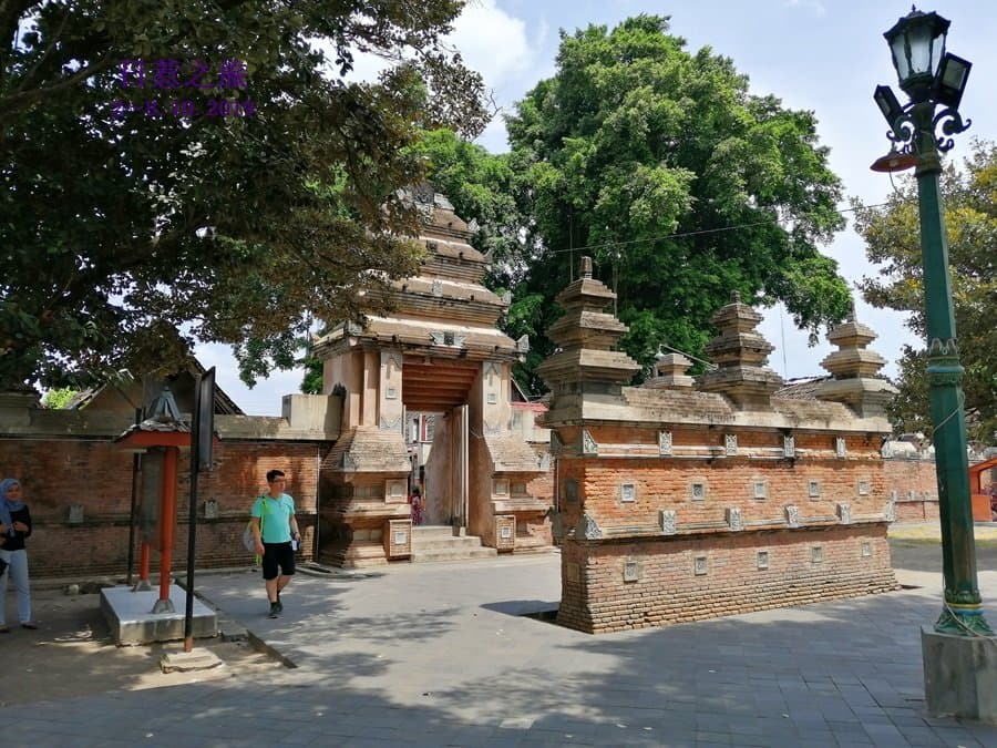 The entrance to the mosque.