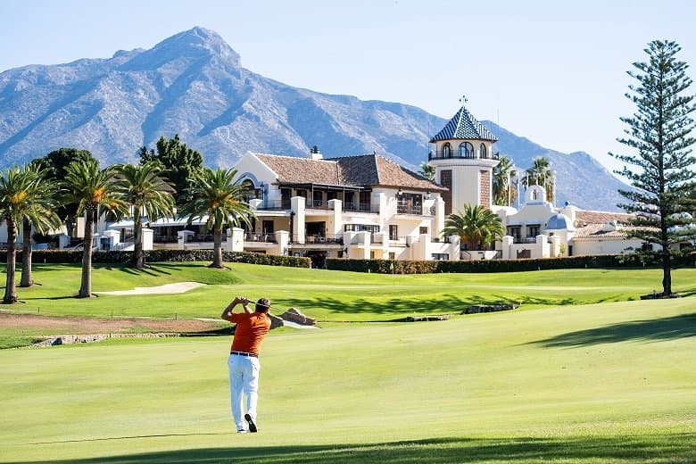Los Naranjos tiene un diseño clásico de Robert Trent Jones Sr. con calles anchas y bunkers y obstáculos de agua estratégicamente situados. Los greenes con césped Penn A4 son amplios y ondulados. Los tees son largos y tienen cuatro posiciones: rojo, amarillo, blanco y negro, con unas longitudes de campo que van desde 5131 a 6532 metros. Desde su inauguración en 1977, Los Naranjos ha albergado varios eventos de golf importantes, entre otros Marbella Ladies Open y el Campeonato APG de profesionales