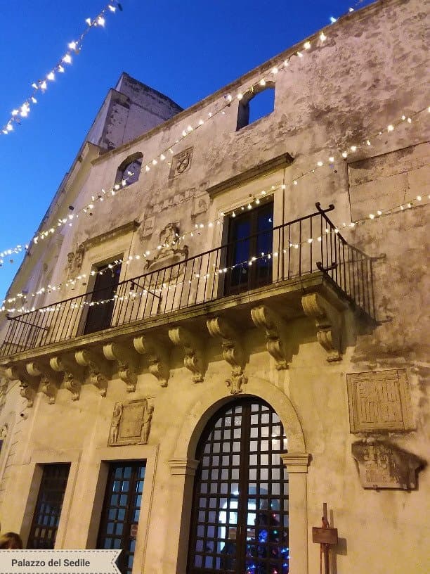 La facciata del Palazzo del sedile da cui si affacciavano gli uomini di potere.