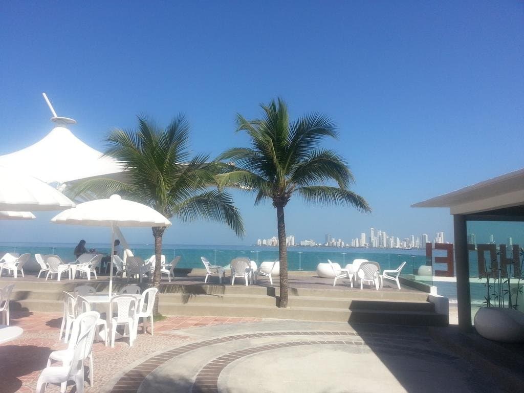 Playa, brisa y mar en punta arena Cartagena