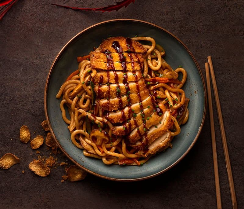 Corral Chicken Yaki Udon
Yaki Udon salteados con setas shiitake, zanahoria, calabacín, brotes de soja y pechuga de pollo de corral rebozada con Corn Flakes® crujientes y salsa yakisoba