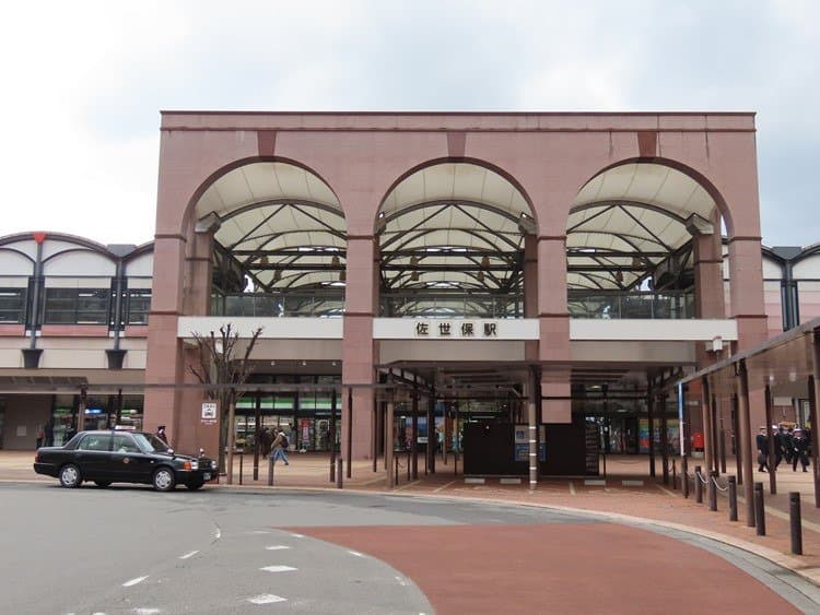アーチ型デザインが特徴的な駅舎です