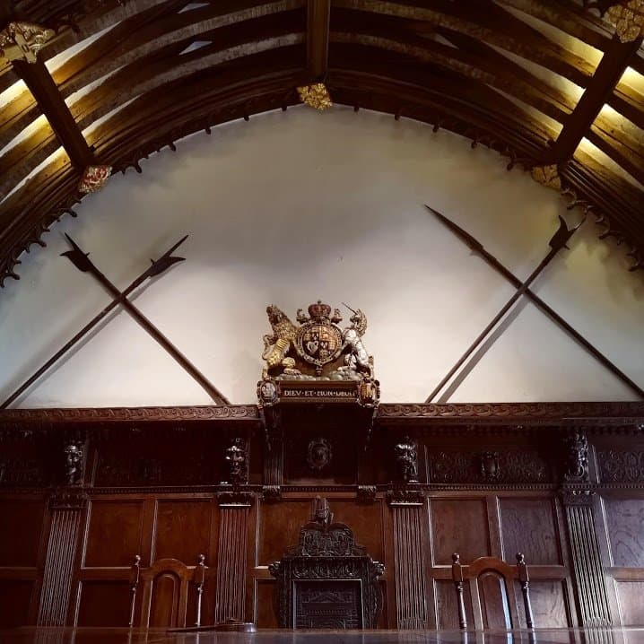 The hall plays host to the Incorporation of Weavers, Fullers & Shearmen and displays its coat of arms. The room was finely panelled in oak from 1634 to 1638.