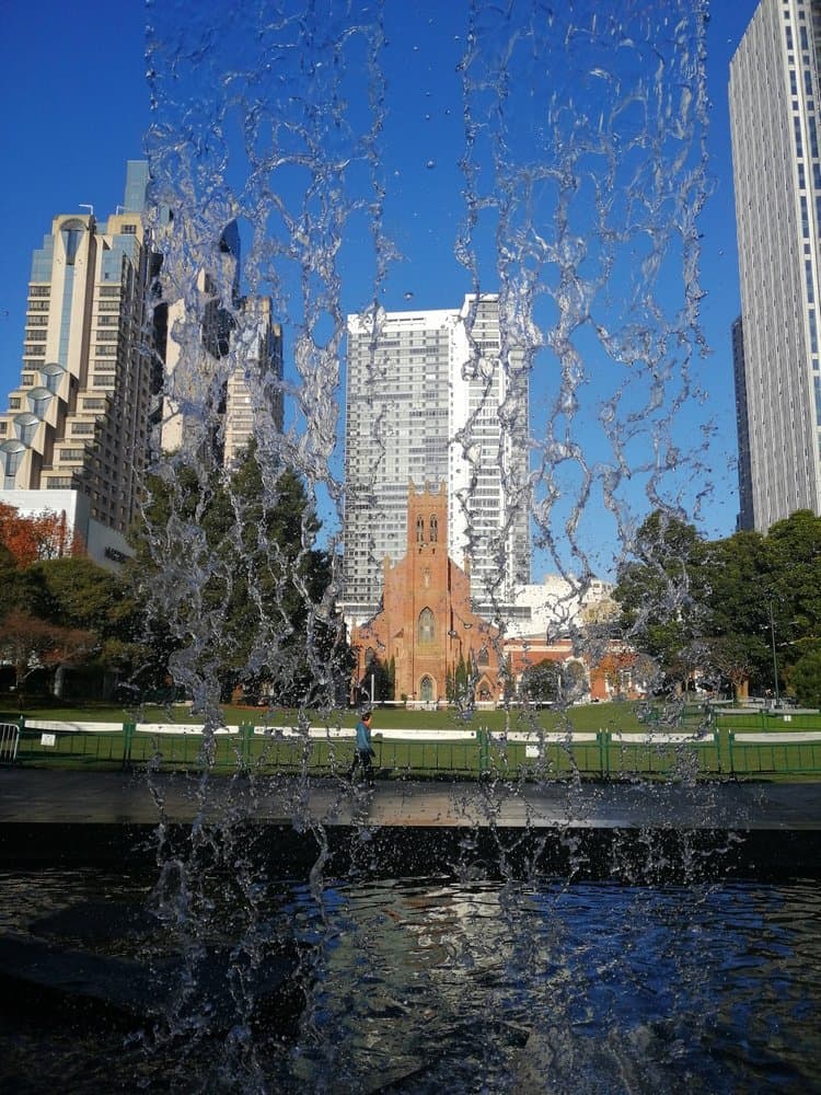 Detrás de la cascada