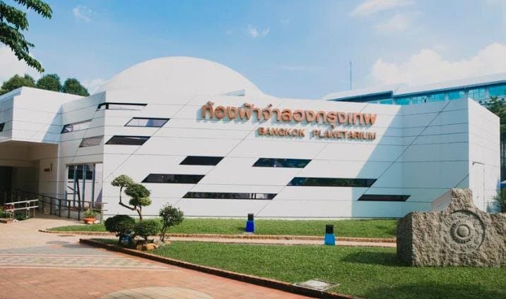 ท้องฟ้าจำลอง ที่นี่สร้างขึ้นเพื่อให้เยาวชนได้หาความรู้ และใช้เวลาว่างให้เป็นประโยชน์ ส่งเสริมการศึกษาวิชาดาราศาสตร์ วิทยาศาสตร์ ภูมิศาสตร์ โดยให้นักเรียนเรียนรู้จากของจำลองซึ่งคล้ายของจริง แต่ไม่ใช่แค่นักเรียนเท่านั้น เพราะตอนนี้ท้องฟ้าจำลองเป็นอีกแหล่งท่องเที่ยวของคนกรุงไปด้วยแล้ว