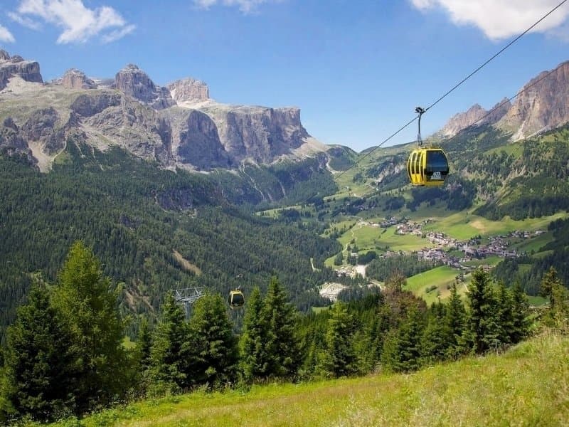 La cabinovia con vista sul Sella