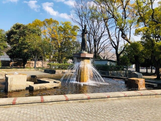 噴水と銅像。