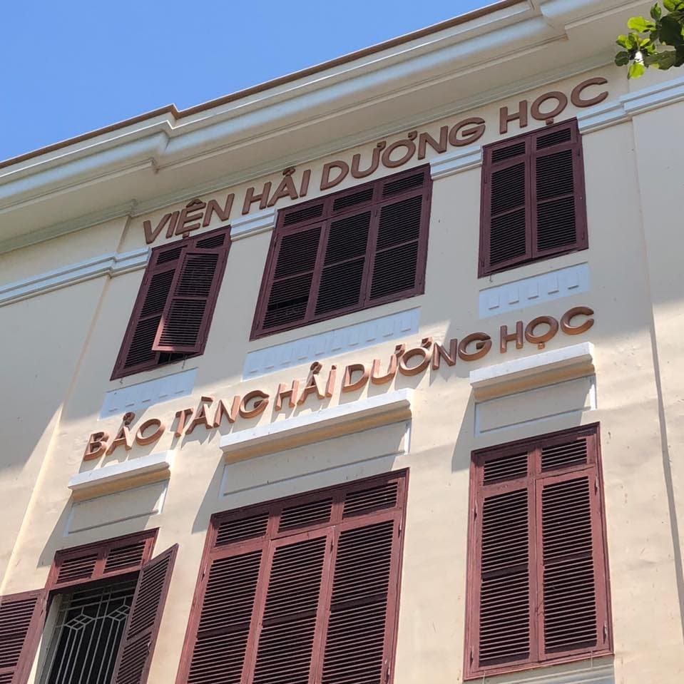 Hệ thống trưng bày của Bảo tàng là một quần thể gồm các hồ nuôi sinh vật biển phục vụ nghiên cứu, tham quan cũng như giáo dục cộng đồng. Bên cạnh đó là một hệ thống nhà lưu trữ và trưng bày các bộ mẫu sinh vật biển đa dạng và lớn nhất Việt Nam.