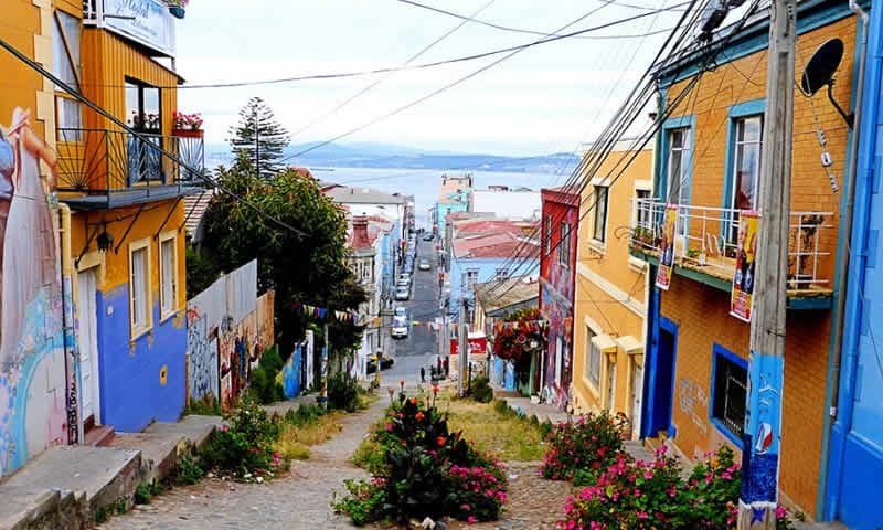 Nuestro Hotel esta rodeado de pintorescas calles, cercano al ascensor el Peral