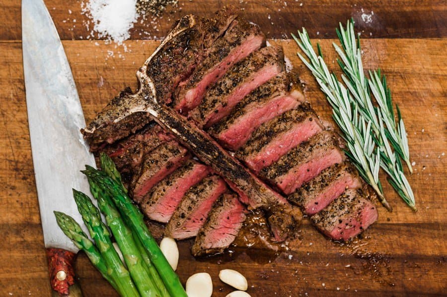 Our delicious steak with fresh asparagus!